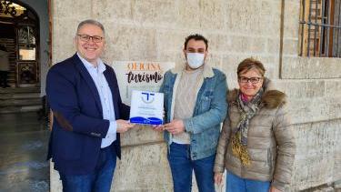 El Patronato de Turismo entrega al Ayuntamiento de Toro y al Hotel Juan II el distintivo y la placa de renovación de “Compromiso Calidad Turística”