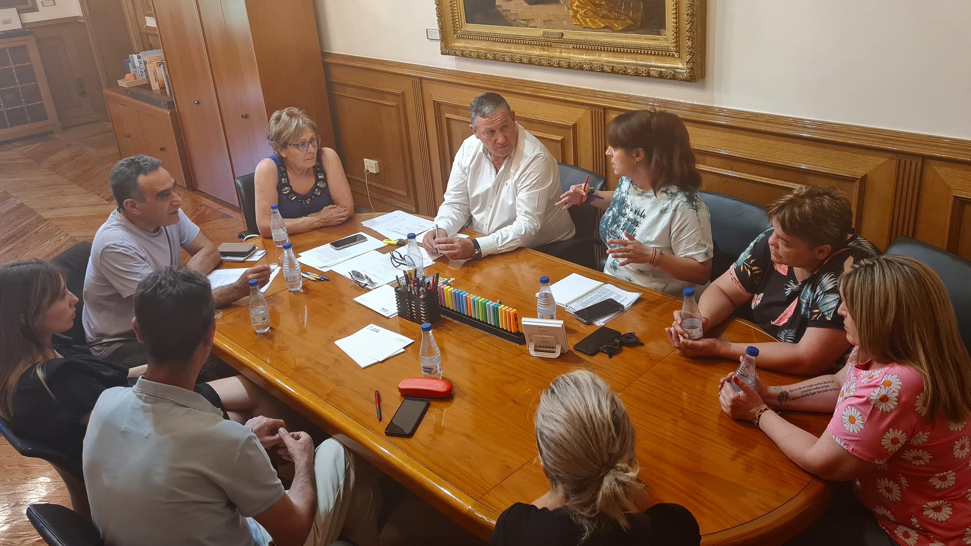 Primera reunión del presidente de la Diputación con los representantes sindicales de la plantilla de trabajadores de la empresa que presta el servicio de limpieza en los edificios de la Institución