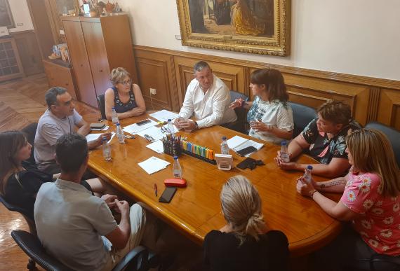 Reunión del presidente de la Diputación con los representantes sindicales de la plantilla de trabajadores de la empresa que presta el servicio de limpieza en los edificios de la Institución.