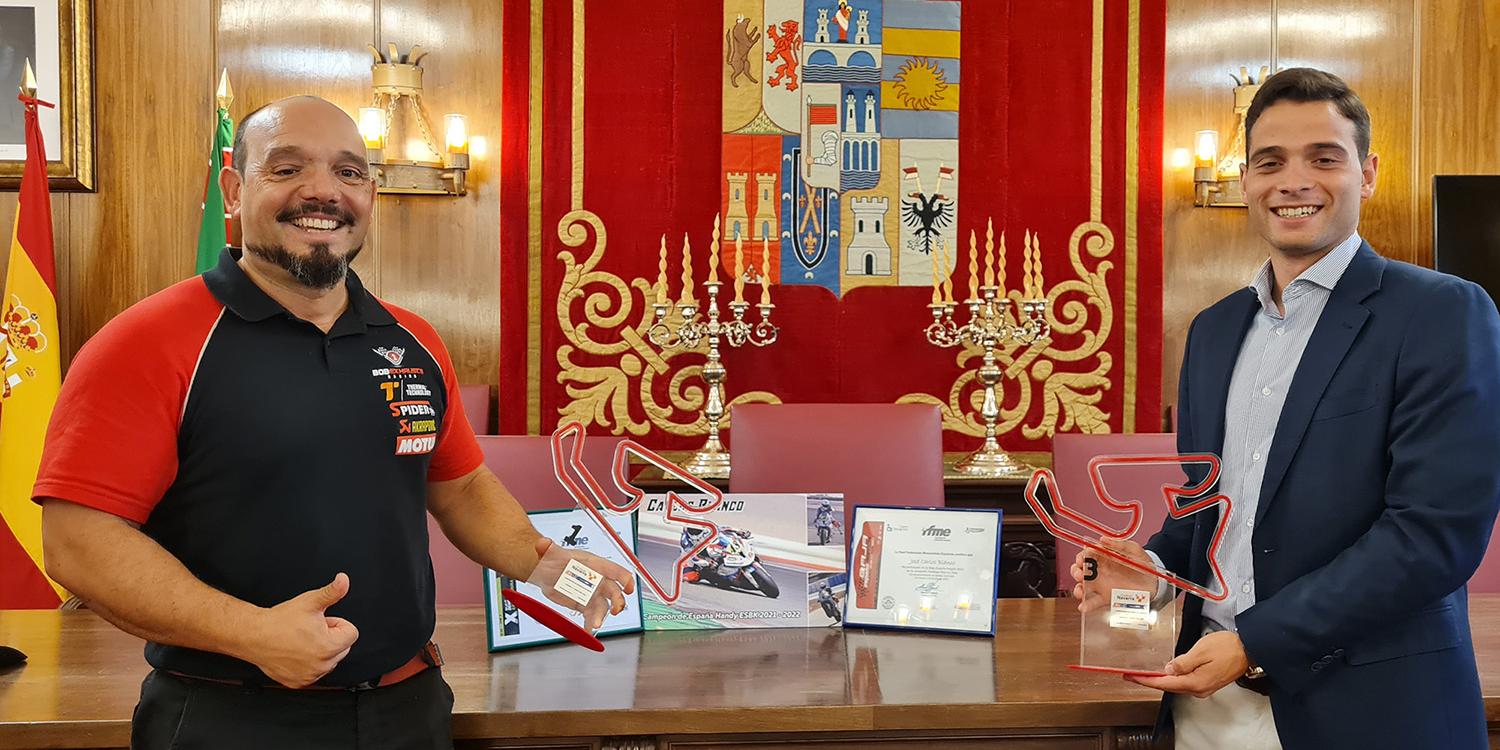 Apoyo al piloto Carlos Blanco