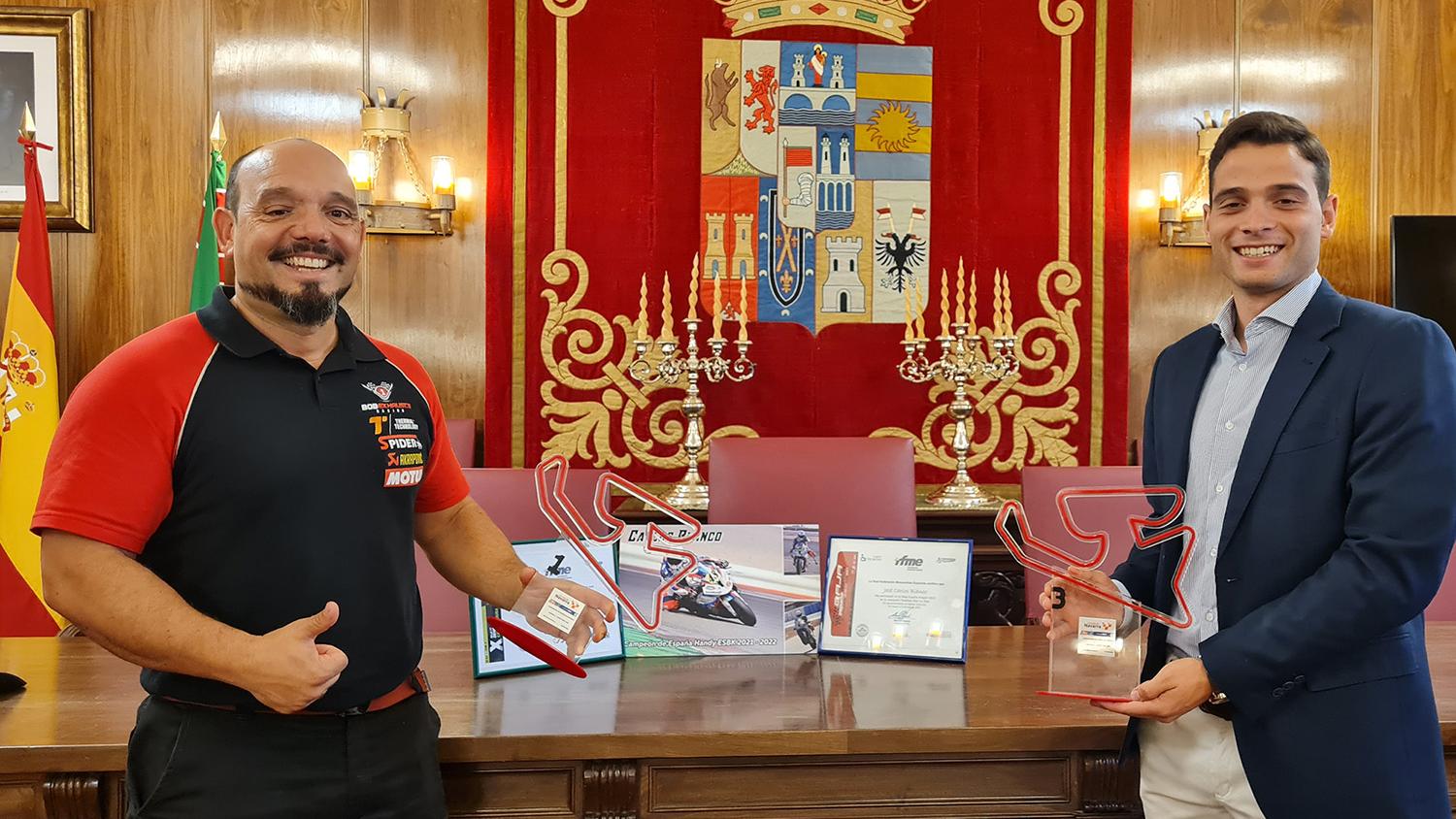 Apoyo al piloto Carlos Blanco