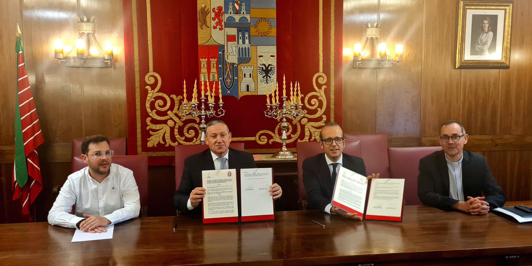 Durante la firma del Convenio para la Conservación y reparación de iglesias de la provincia