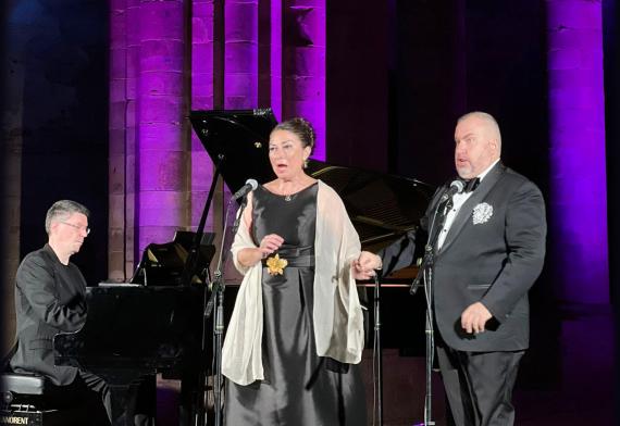 Montserrat Martí Caballé y Luis Santana
