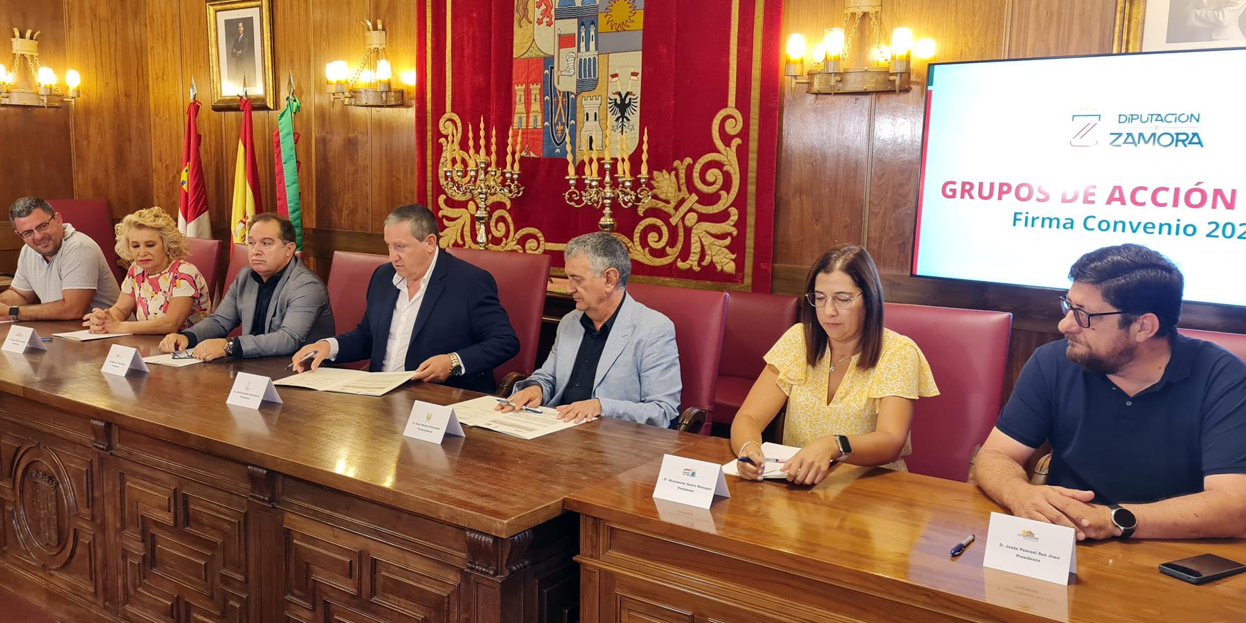 Momento de la firma de los convenios de colaboración con los grupos de acción local