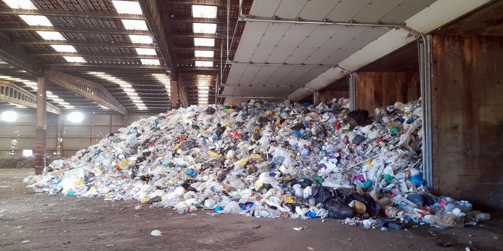 los residuos orgánicos se están depositando en el vaso mientras se ejecutan las obras