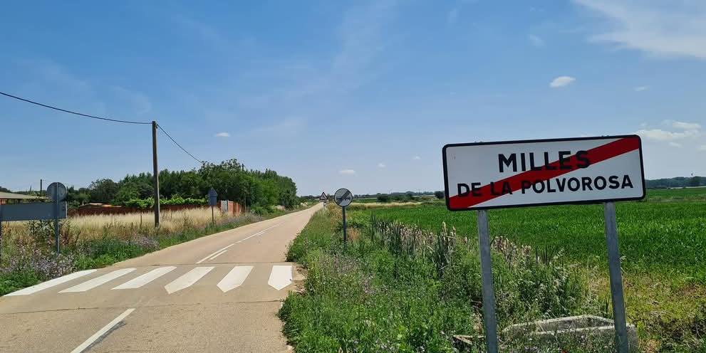 Tramo de la carretera entre Arcos de la Polvorosa y Milles de la Polvorosa.