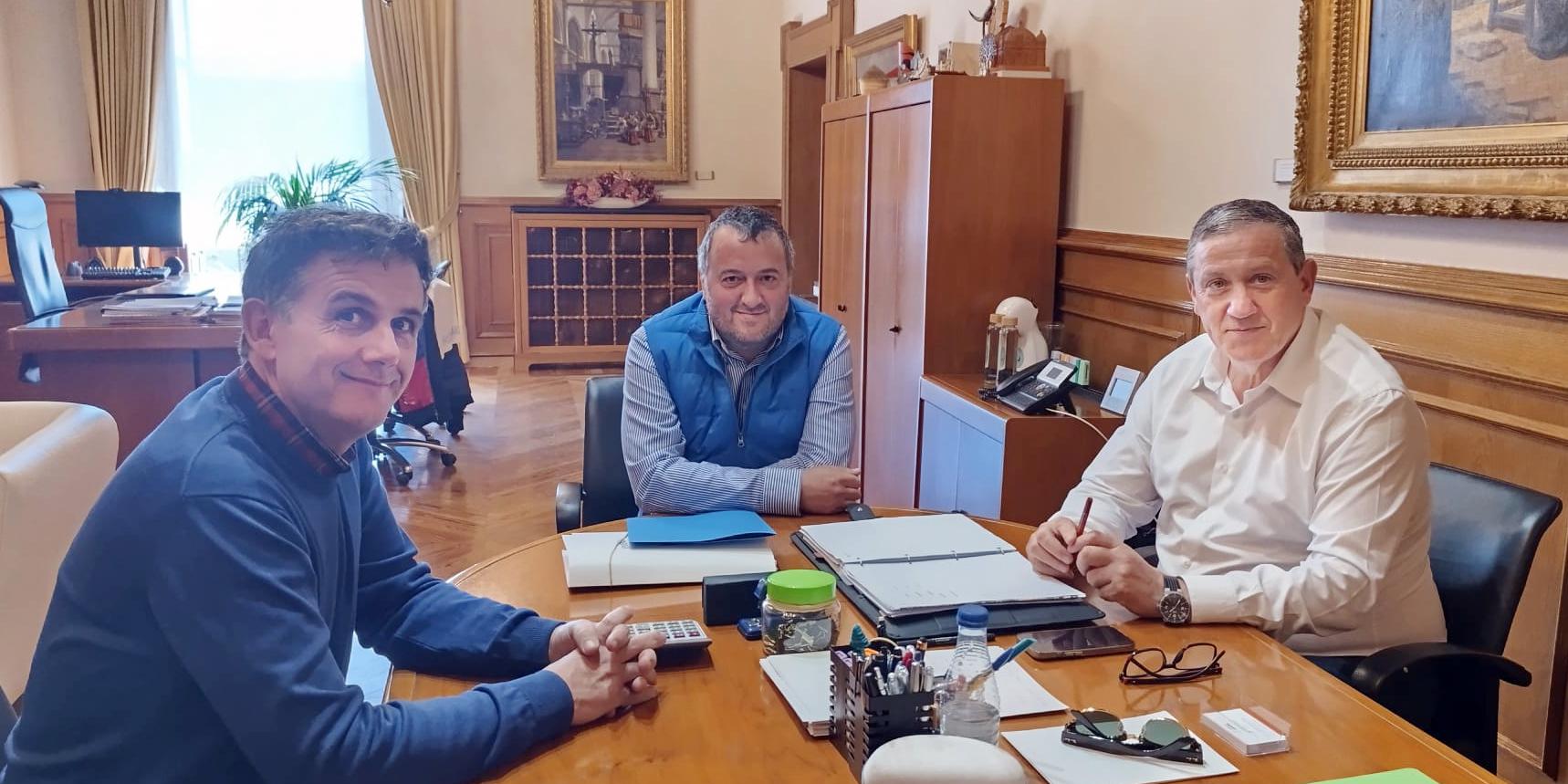 Reunión mantenida recientemente entre presidente de la Diputación, Javier Faúndez Domínguez, el alcalde de Cobreros, Luis Miguel López Fernández, y el diputado provincial por Sanabria-La Carballeda, Ramiro Silva Monterrubio.