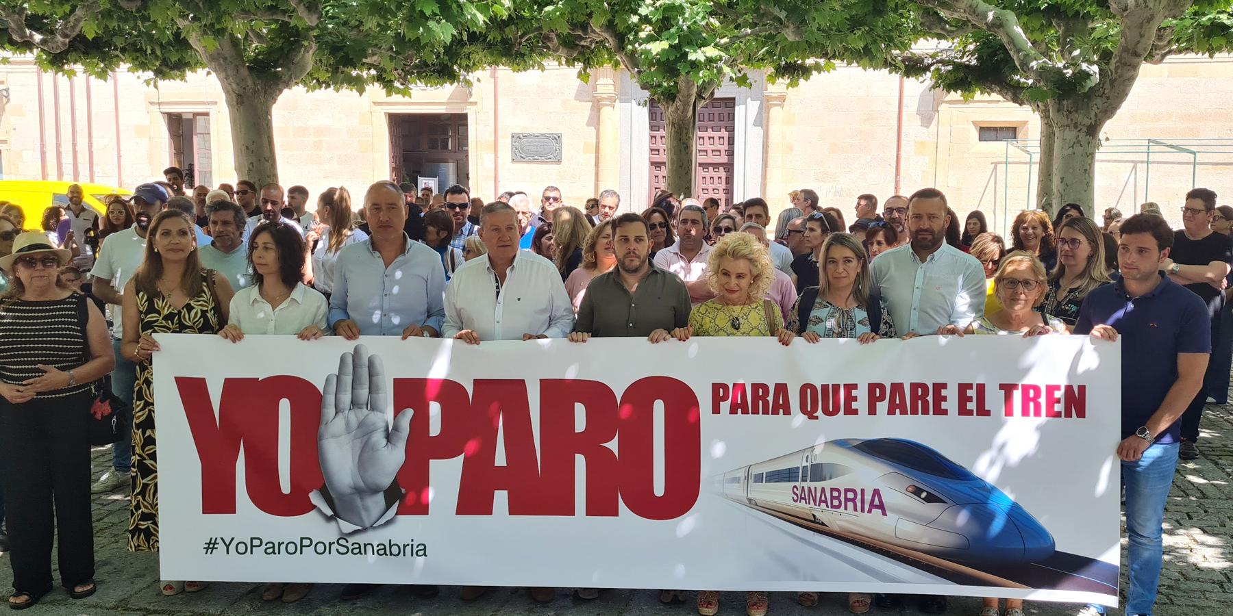 Momento del parón celebrado a las 12.00 horas en la Plaza de Viriato