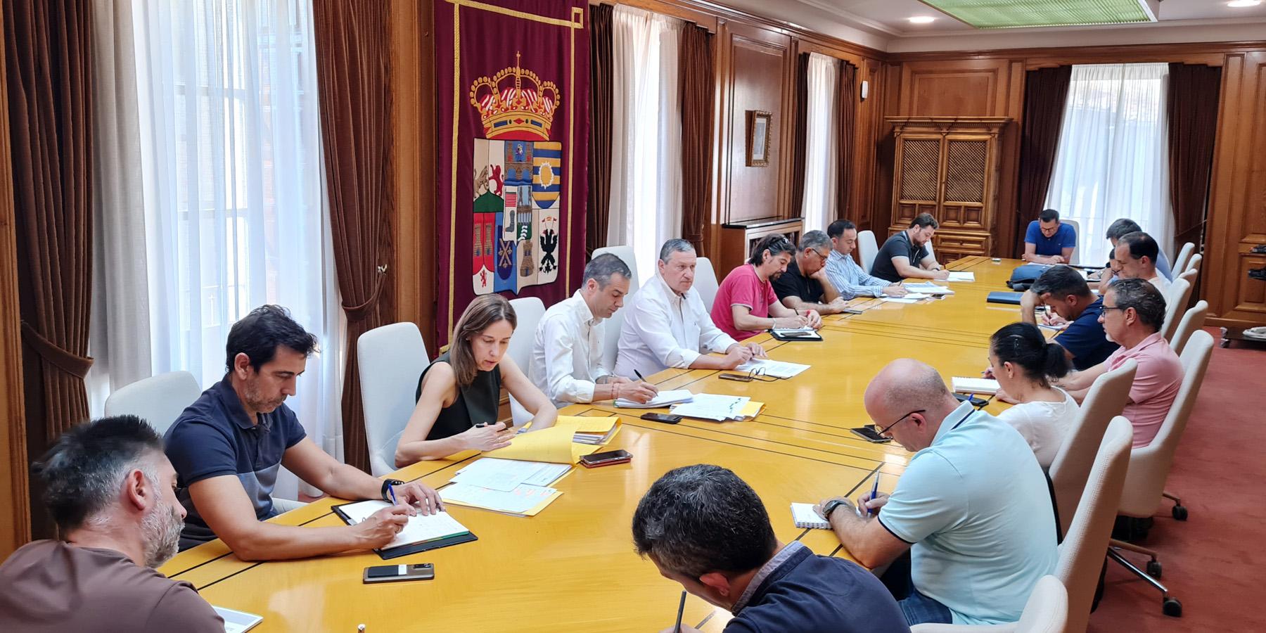 Momento de la reunión con las empresas adjudicatarias del Programa DUS 5000
