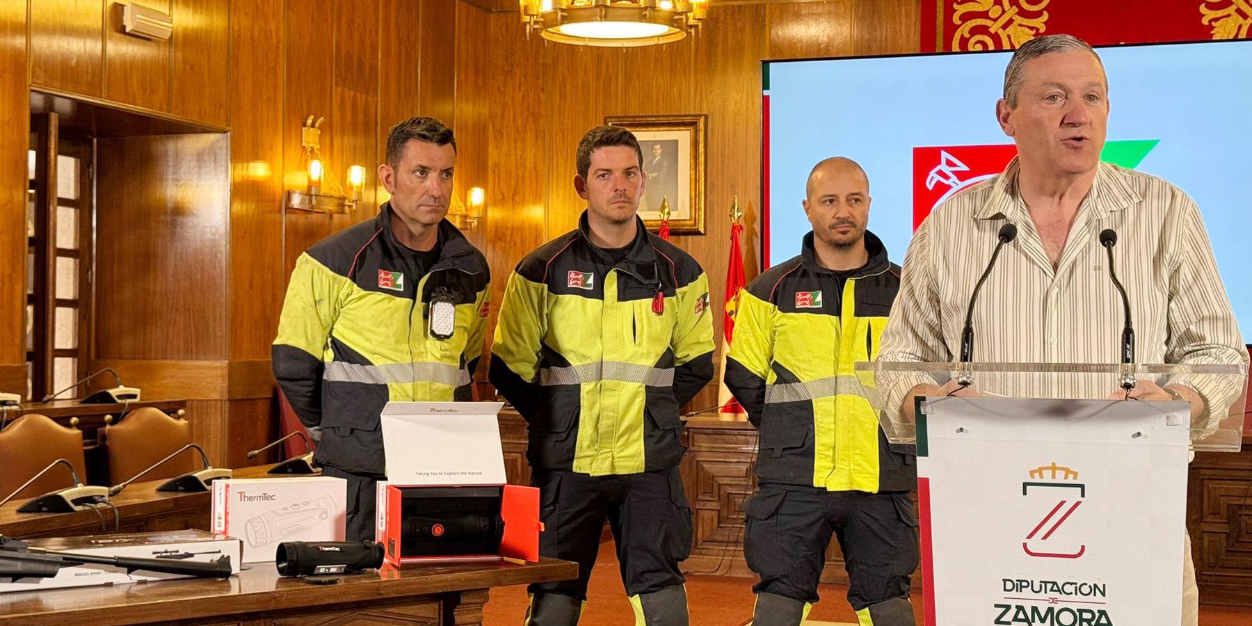 Presentación de los nuevos equipos tecnológicos para los bomberos de la provincia