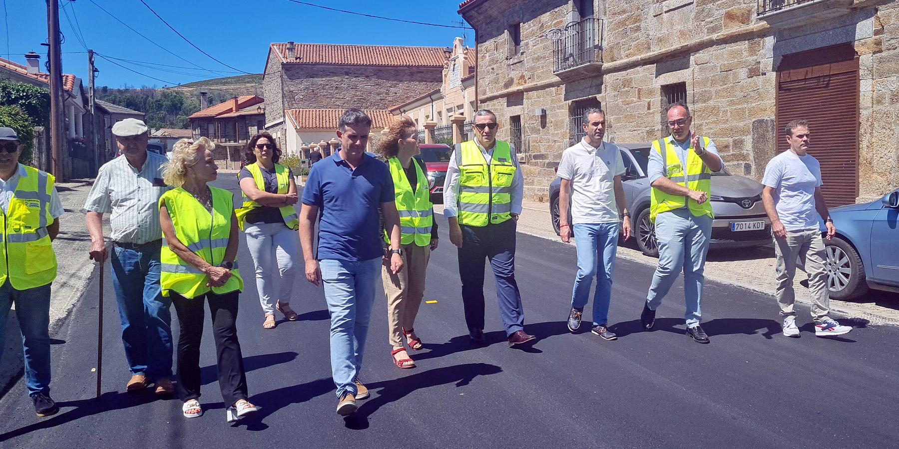 Visita a las obras de mejora que se ejecutan en la travesía de Villardeciervos,