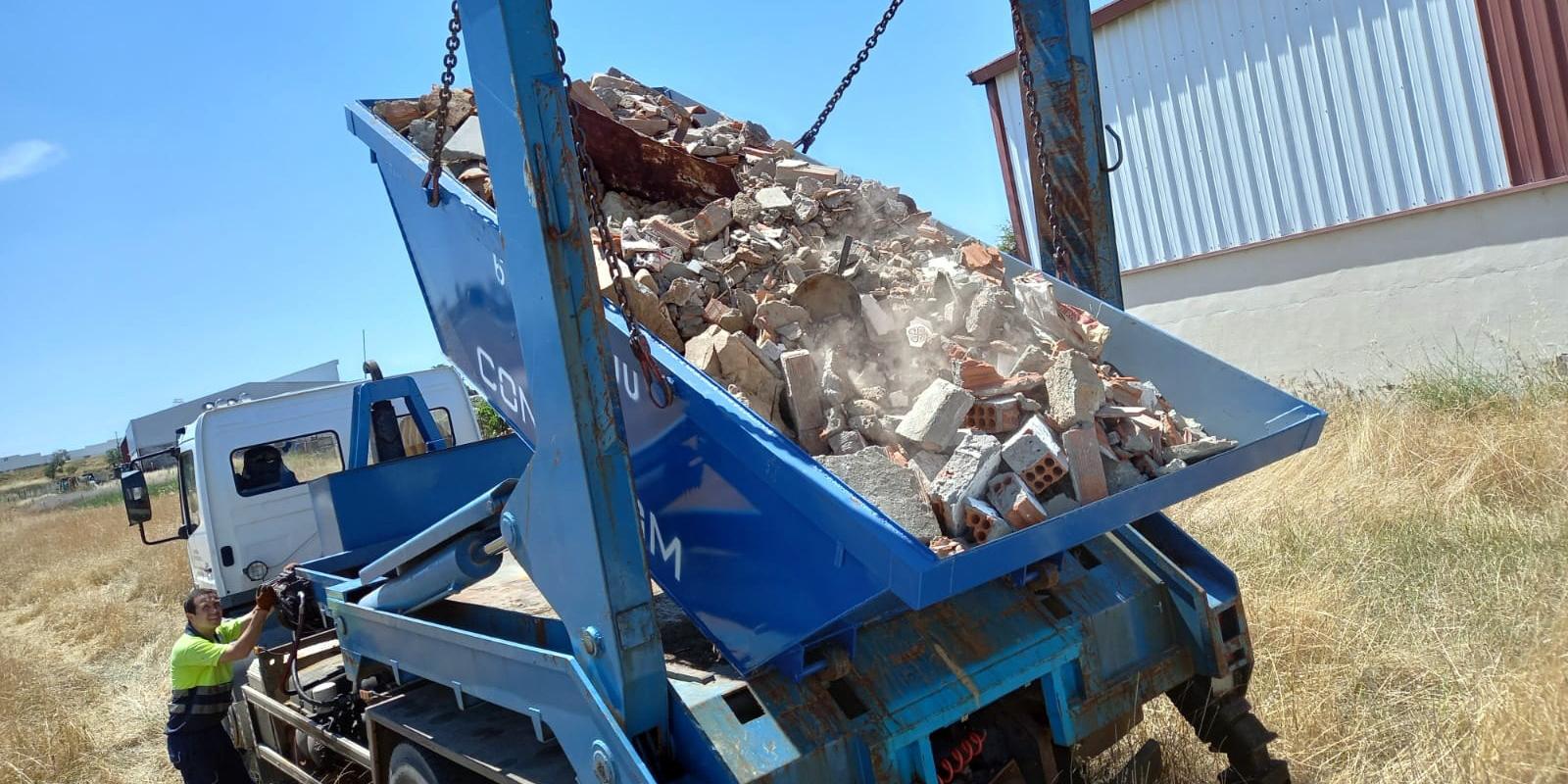 Con este servicio se intenta evitar el vertido incontrolado de restos de obra y poda y eliminar las escombreras