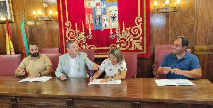 Momento de la firma de convenios