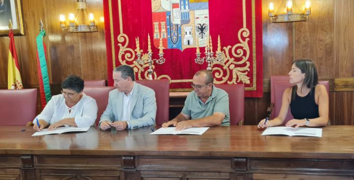 Momento de la firma de convenios