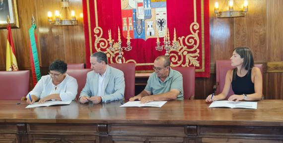Momento de la firma de convenios