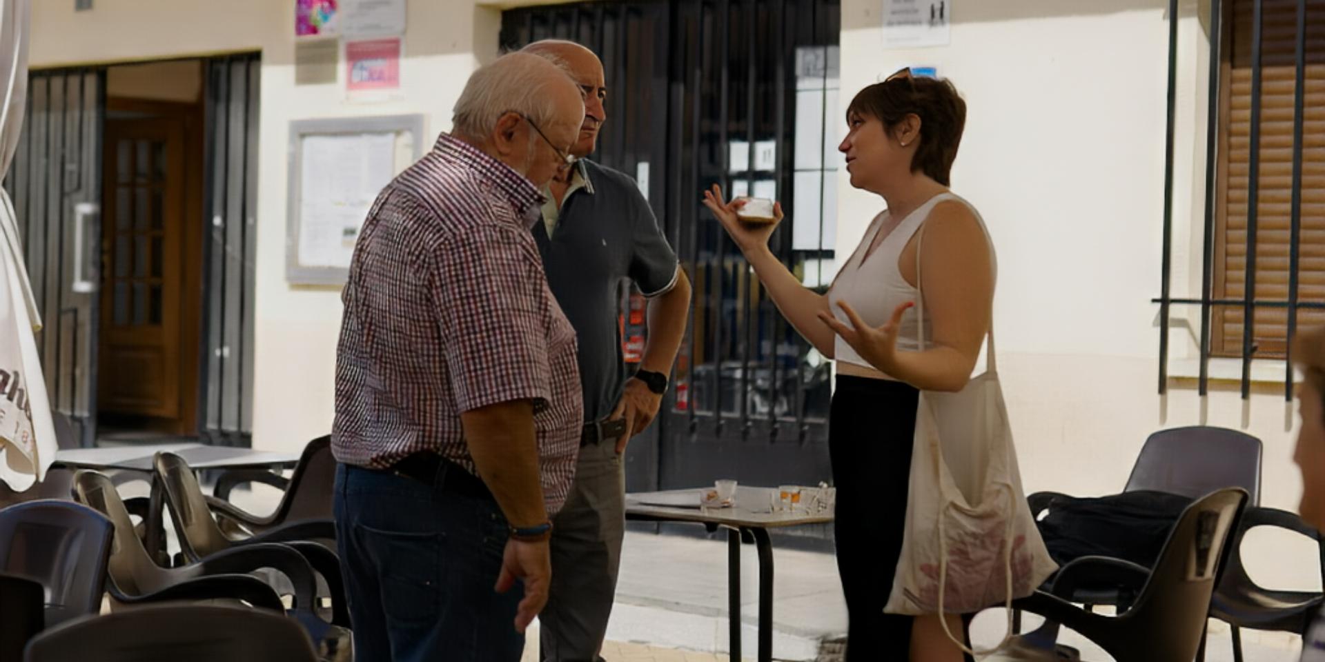 Beatriz Barrio haciendo una entrevista en Manganeses de la Lampreana.