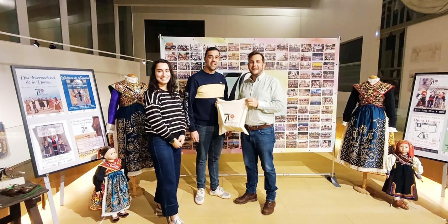 La exposición conmemorativa del 70 aniversario del grupo de Coros y Danzas Doña Urraca cierra sus puertas este lunes