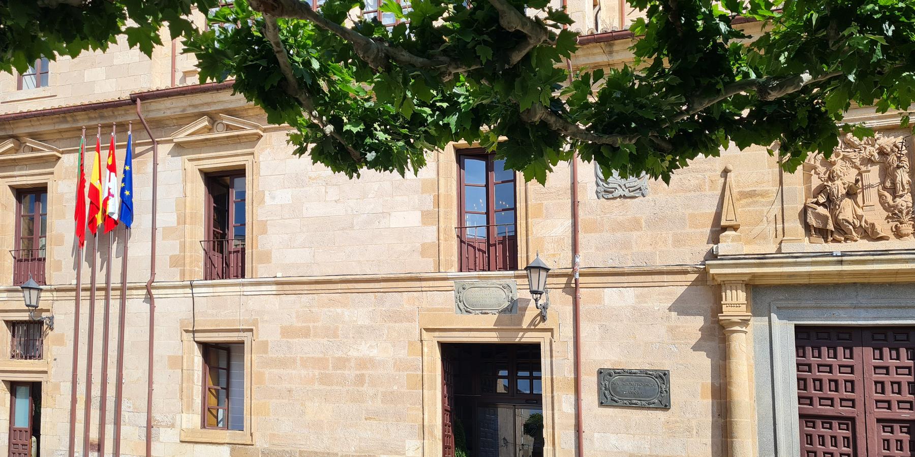 La biblioteca móvil presta atención cultural y educativa en los municipios del medio rural.