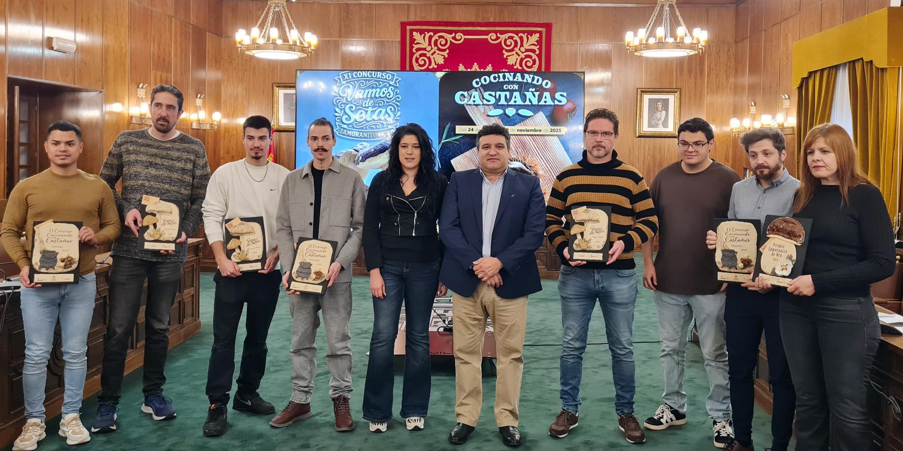 Momento de la entrega con los premiados.