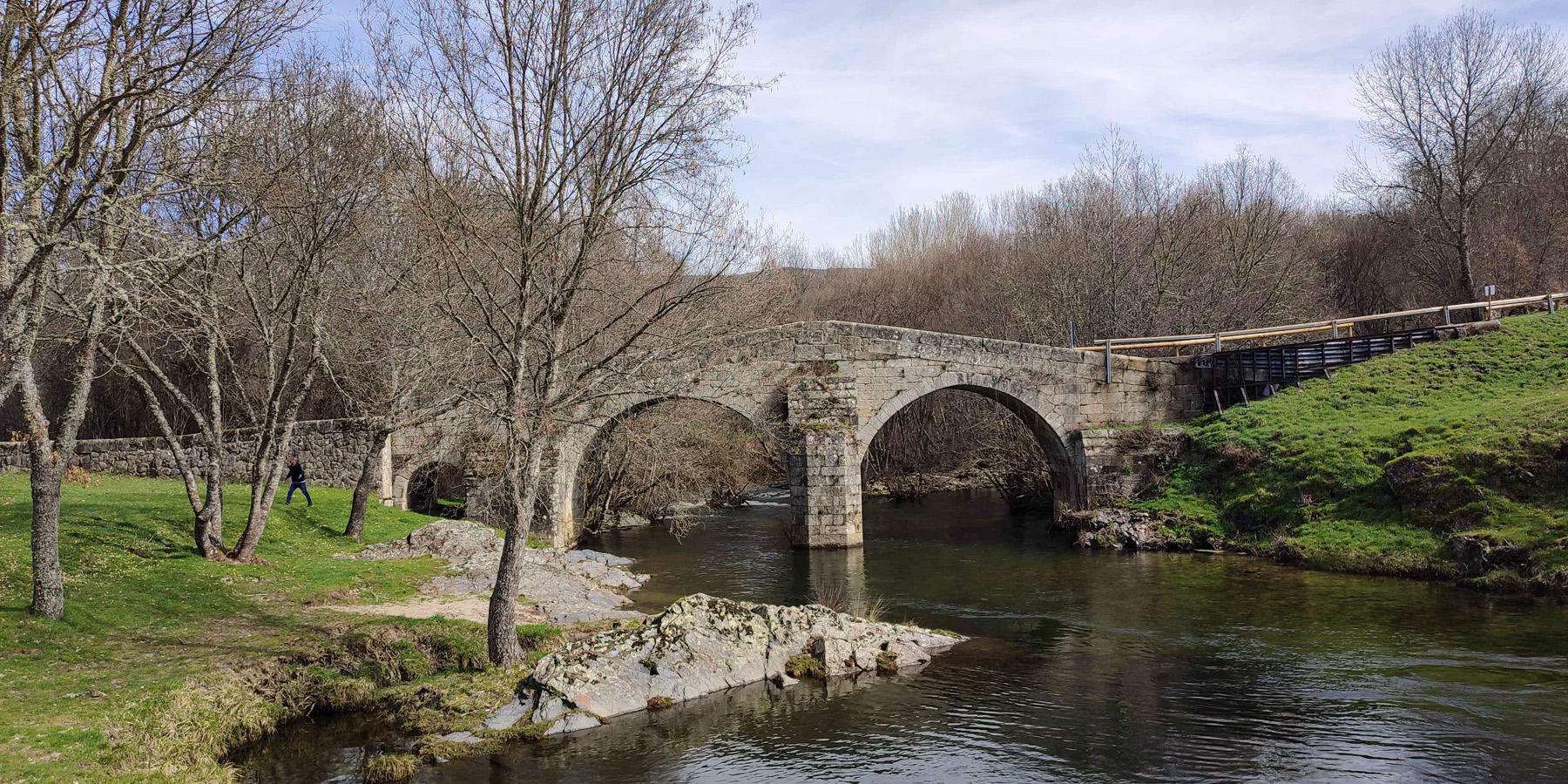 El actual puente histórico del siglo XVIII, catalogado como patrimonio cultural de Castilla y León, será conservado y destinado a uso peatonal,