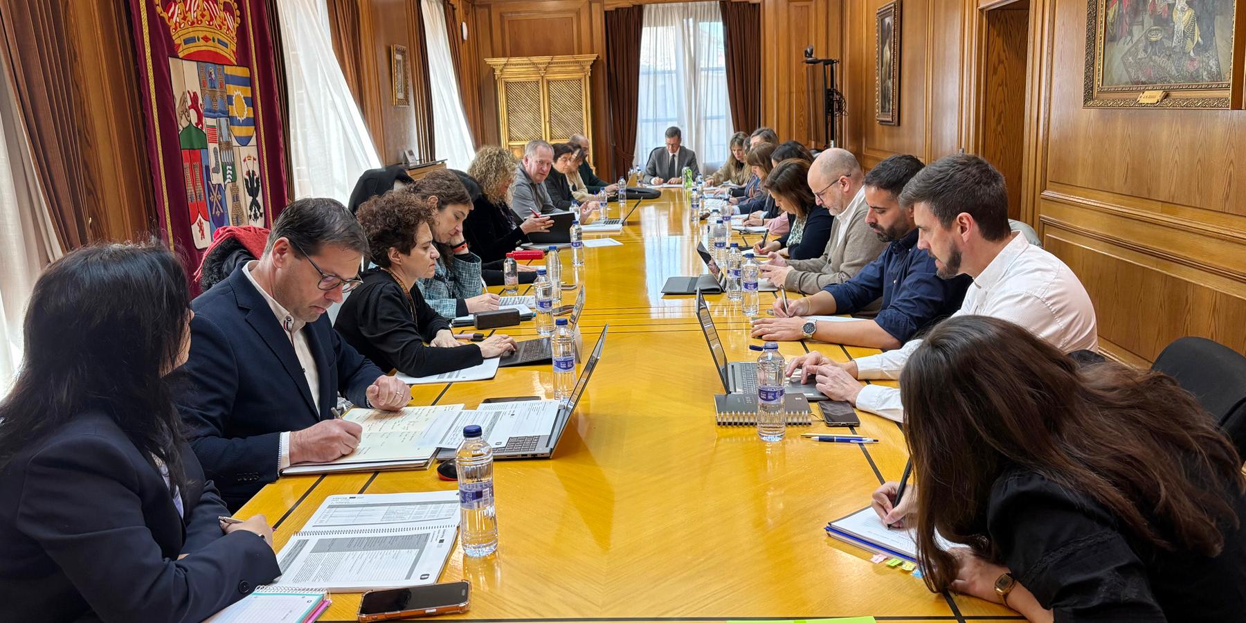 La principal problemática es la necesidad de afrontar un desarrollo económico sostenible que contribuya a paliar los efectos de la baja densidad población.