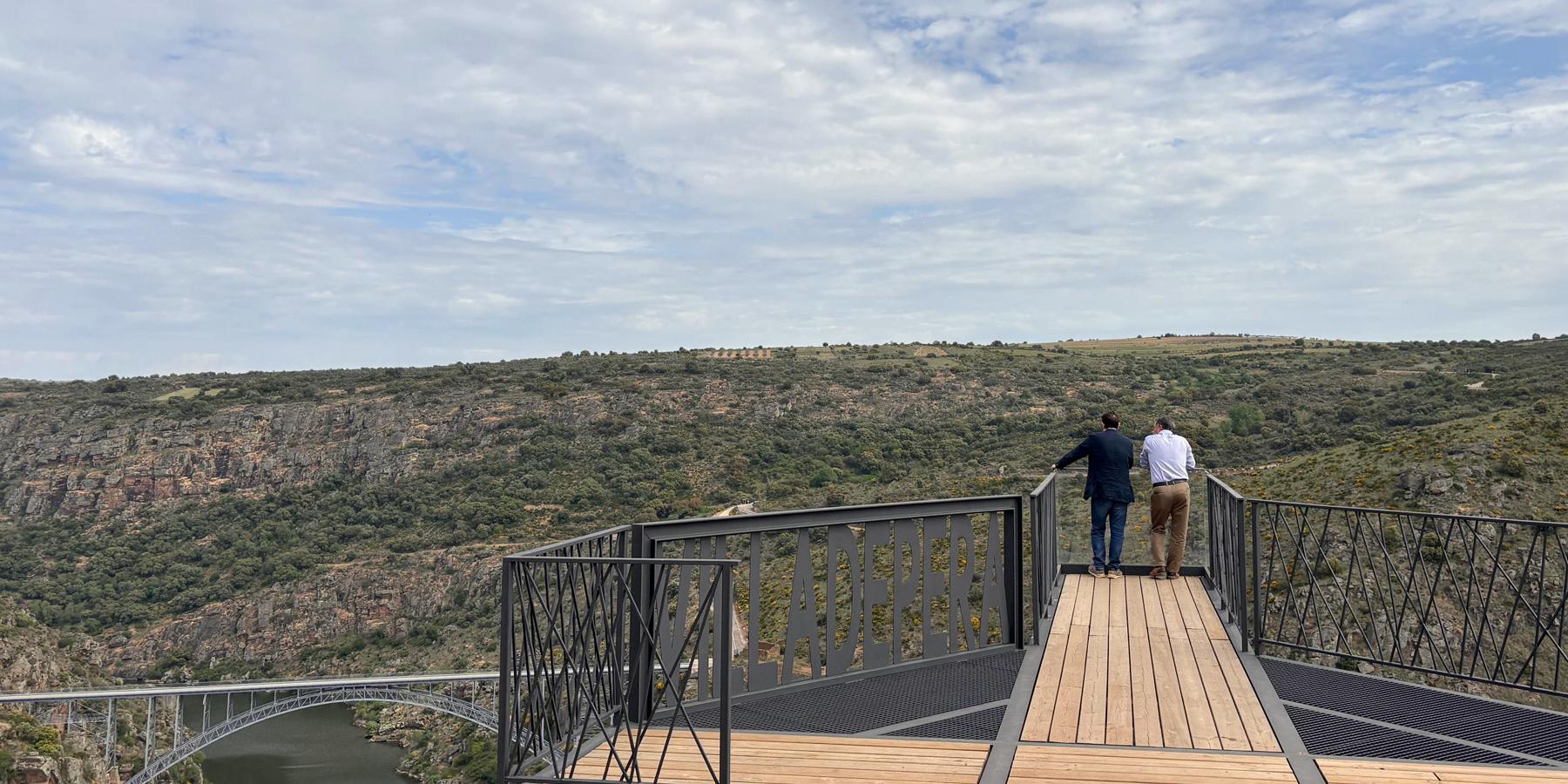 Visita al Mirador de Peña Centigosa de Villadepera, abierto ya al público.