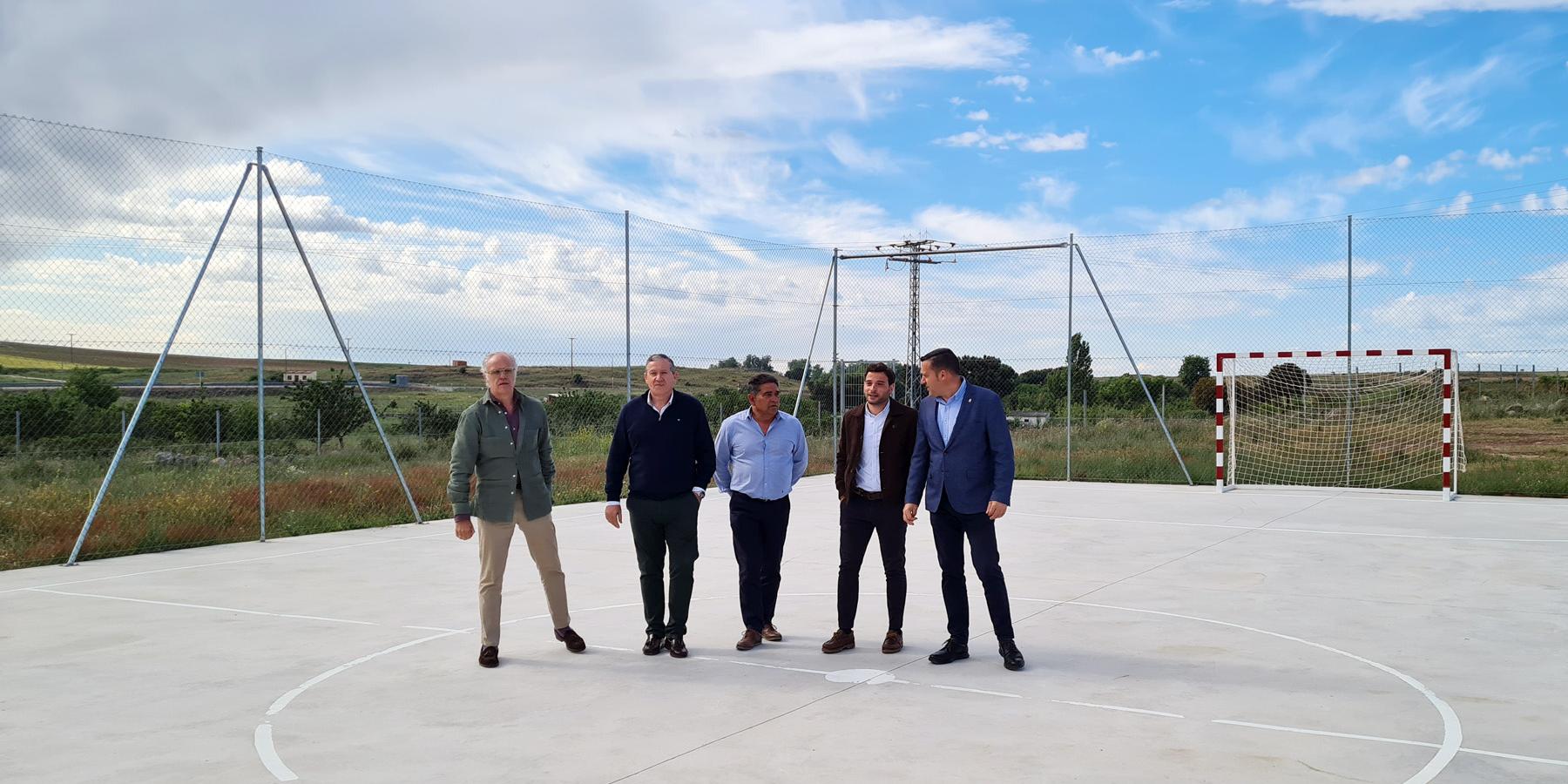 Momento durante la visita a la nueva pista polideportiva de El Perdigón