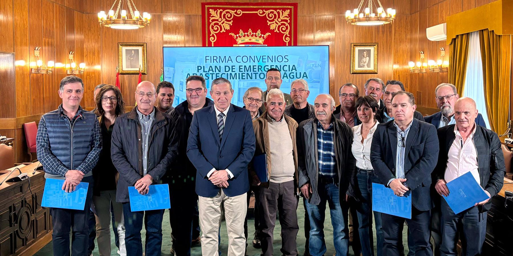 Acto de firma del convenio tipo entre la Diputación y los ayuntamientos