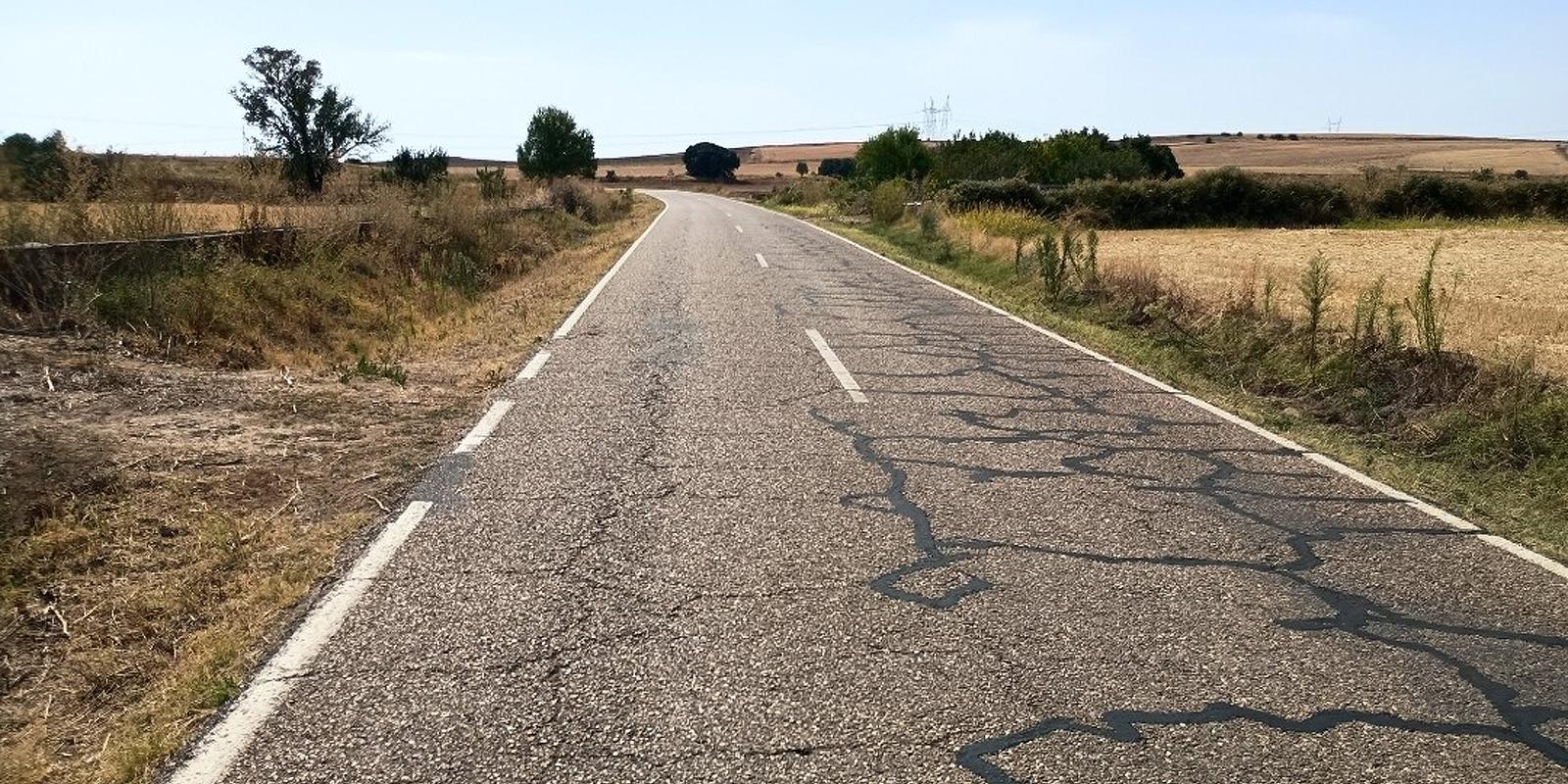 La intervención en un tramo, de 10 km de longitud, deteriorado con zonas de bacheo y grietas.