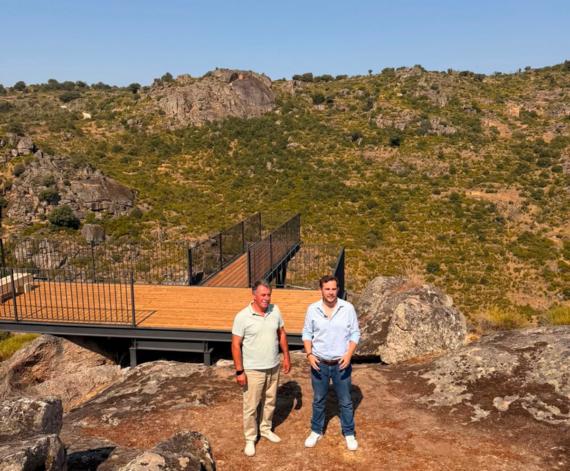 Se erige sobre un cortado casi vertical sobre el Duero y ofrece espectaculares vistas del río y su entorno