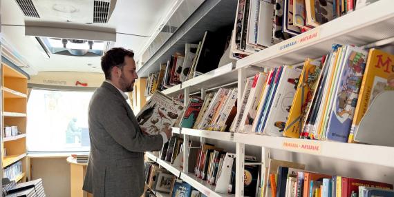 El bibliobús permitirá continuar acercando los servicios bibliotecarios a los municipios de la provincia