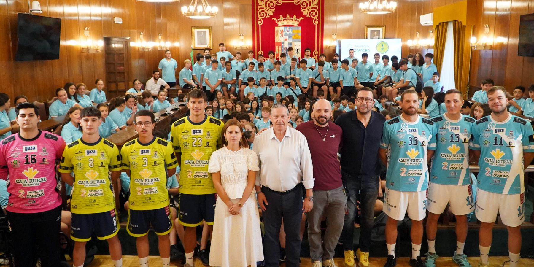 Presentación de las nuevas equipaciones del Club Balonmano Zamora para la temporada 2026/2027