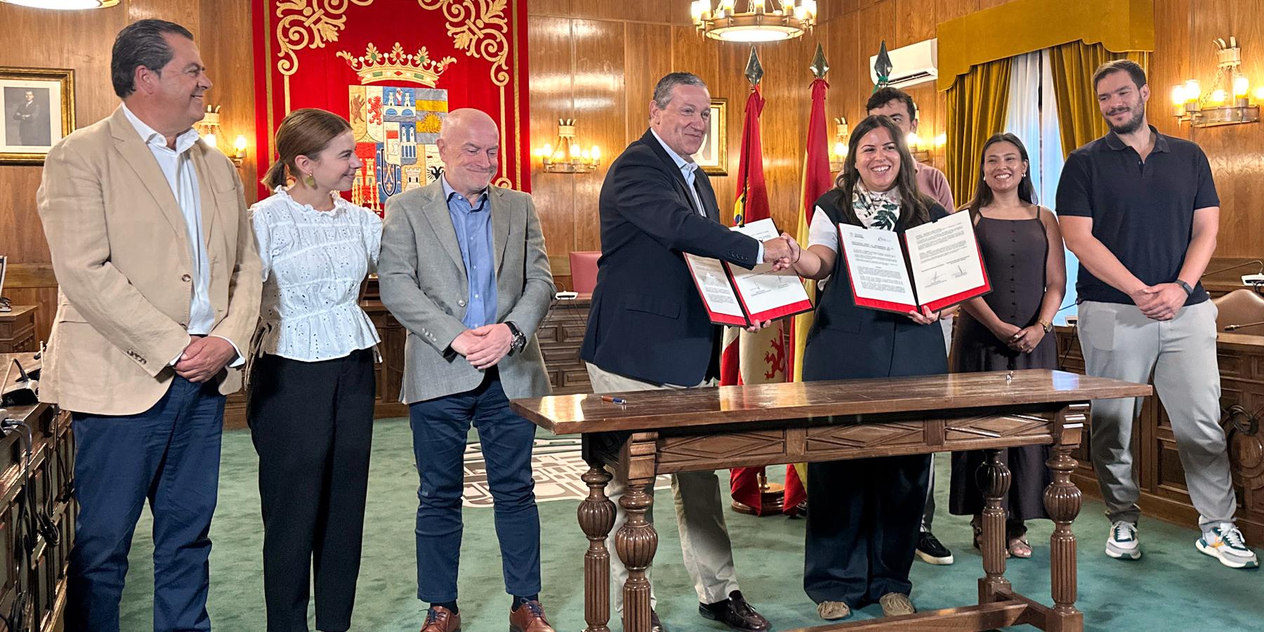 Firma del protocolo que sirve de encomienda de gestión para la organización de Fromago 2028