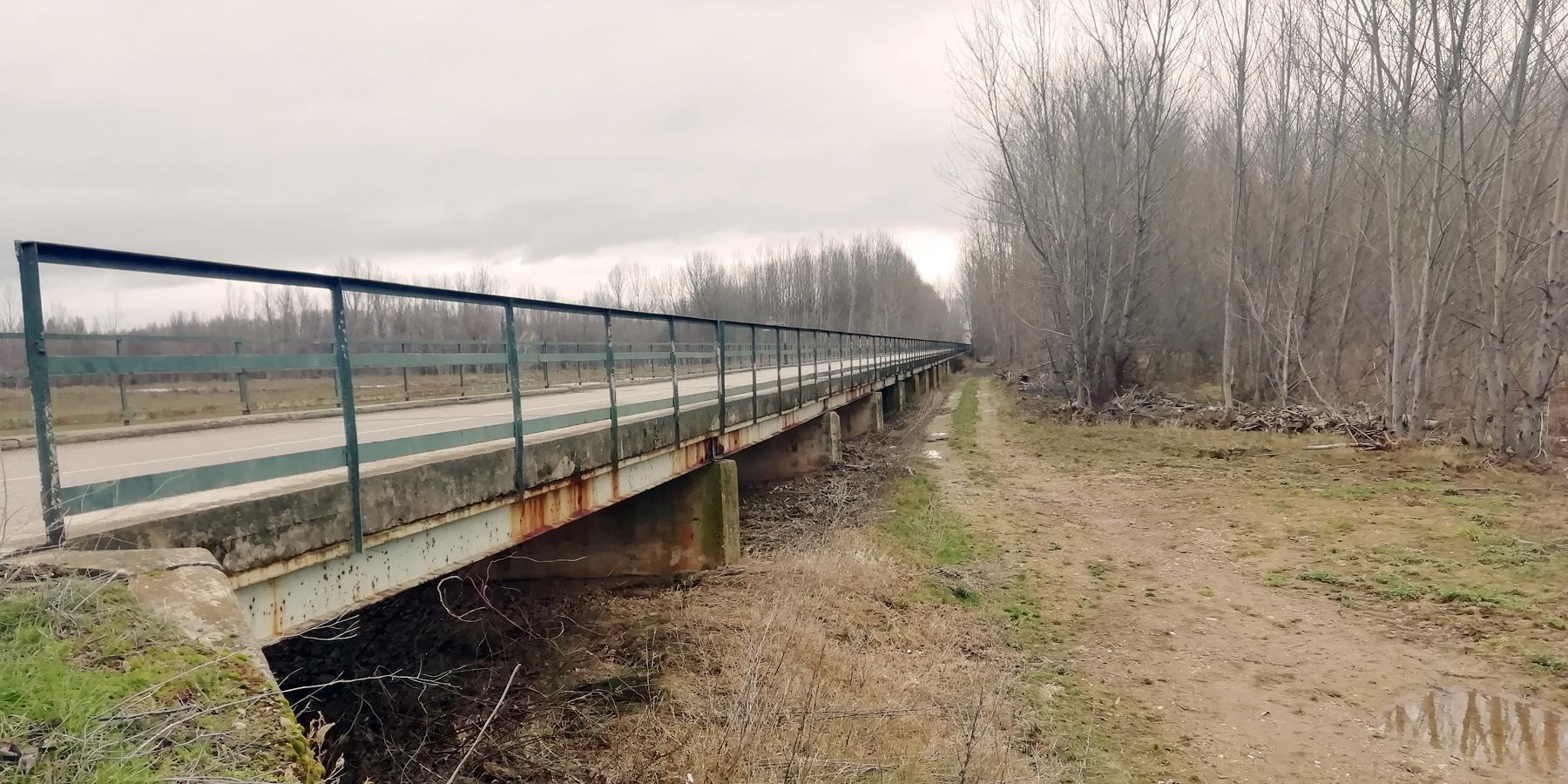 El puente que cruza el arroyo del Canal de Ondín y el río Órbigo, es un elemento relevante para las comunicaciones de esta zona