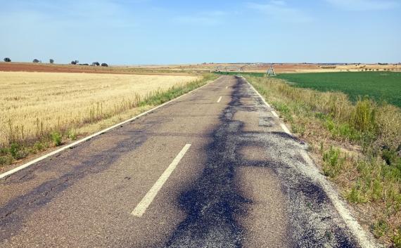 Una carretera estratégica que comunica municipios de las comarcas de Tierra de Campos y Toro.