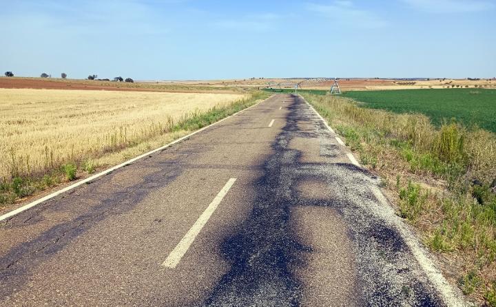 Una carretera estratégica que comunica municipios de las comarcas de Tierra de Campos y Toro.